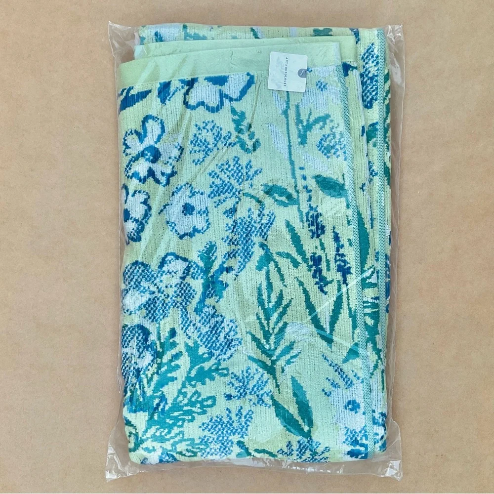 Anthro โ Lillian Cotton Floral Bath Towel in Green - Picture 4 of 10